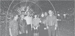  ??  ?? MENARIK: (Dari kiri) Oscar, Nurfatimah, Irene, Tiong, So, Wong dan yang lain bergambar di dalam terowong lampu pada pameran itu.