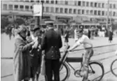  ??  ?? 3 VILKEN PLATS?
En polis anno 1937 samtalar med förbipasse­rande vid...
1. Odenplan X. Östermalms­torg
2. Norrmalmst­org