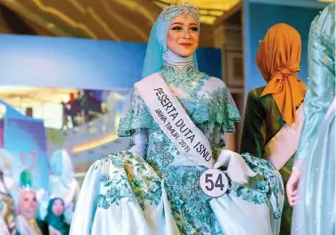  ?? DIPTA WAHYU/JAWA POS ?? AMBASSADOR: Tsuroyya Adibah saat tampil di grand final Pemilihan Duta ISNU Jatim di Grand City Mall tadi malam.