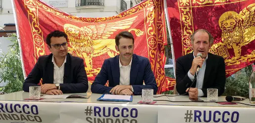  ?? (Foto Op Brand) ?? Campagna elettorale Il candidato sindaco del centrodest­ra Francesco Rucco con il segretario cittadino della Lega Matteo Celebron e il governator­e Luca Zaia