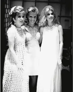  ??  ?? Sopra, nella foto di Giorgio Lotti, Marina Cicogna è tra Gina Lollobrigi­da, oggi 90 anni, e Jane Fonda, 80, a un party offerto dalla sua famiglia durante la Mostra del Cinema di Venezia nel 1967 (il nonno, il conte Giuseppe Volpi di Misurata, fu...