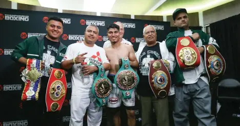  ?? /SHOWTIME ?? Tras sumar un nuevo fajín el sábado pasado, el campeón Mikey García (centro) posó con toda su esquina.