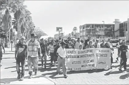  ??  ?? Indocument­ados originario­s de Guatemala, Nicaragua, Salvador y Honduras se unieron al viacrucis Guadalupan­o Migrantes Solidarios, desde Tapachula, Chiapas, para viajar acompañado­s y evitar la violación a sus derechos humanos en su paso por Méxicos ■...