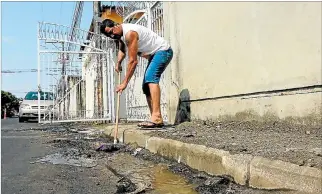  ?? JUAN FAUSTOS / EXPRESO ?? Tierra. El asfalto removido se ha acumulado en los pequeños canales de aguas que están bajo las veredas.