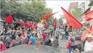  ?? RENÉ FRAGA / EXPRESO ?? Vigilia. Durante la audiencia, miembros de la UNE se agolparon afuera de la Corte Constituci­onal.