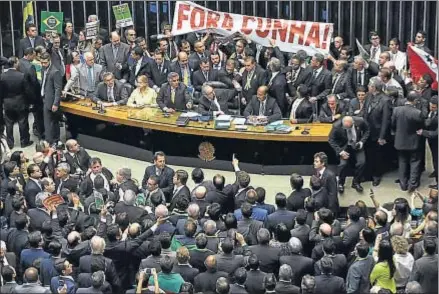  ?? ERALDO PERES / AP ?? Tensión en el Parlamento. Diputados proguberna­mentales pedían anoche la renuncia del presidente de la Cámara, Eduardo Cunha, poco antes de la decisiva votación