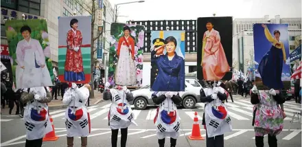  ?? KIM HONG-JI/REUTERS ?? TETAP SETIA: Para pendukung Park Geun-hye berdemonst­rasi di depan gedung pengadilan kemarin. Mereka menuduh kasus Park sebagai buah intrik politik.