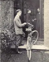  ??  ?? Reginald Bray es entregado por el correo, bicicleta incluida, en su propia casa, a la que él mismo se había enviado