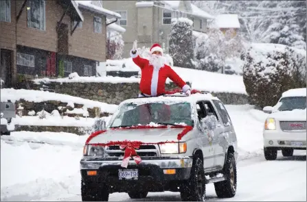  ?? BARB AGUIAR/ Special to The Daily Courier ?? Mike Price waves as he’s driven around Glenrosa on Monday with Christmas music playing. Price wanted to spread holiday cheer.