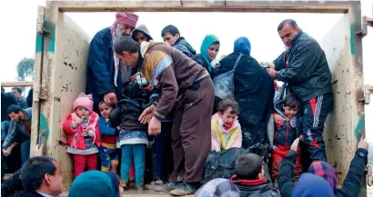  ?? AFP ?? Iraqi families fleeing fighting between Iraqi forces and militants of the Daesh group are evacuated in Mosul on Thursday. —