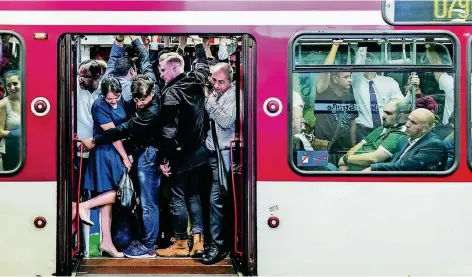  ?? FOTOS: LUIGS ?? Das passt schon: Der Düsseldorf­er Flaneur Markus Luigs blickt auf die Stadt, hier ist es der Alltag der Pendler in der U 79.
