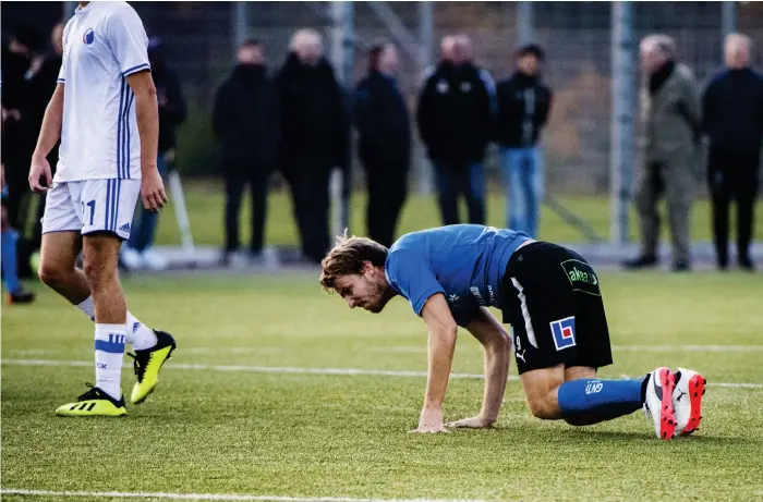  ?? Bild: ROGER LARSSON ?? FASTNADE I GRÄSET. Johan Oremo tvingades lämna Skedalahed med en befarad knäskada när HBK förlorade mot FC Köpenahamn i Baltic Sea Cup.