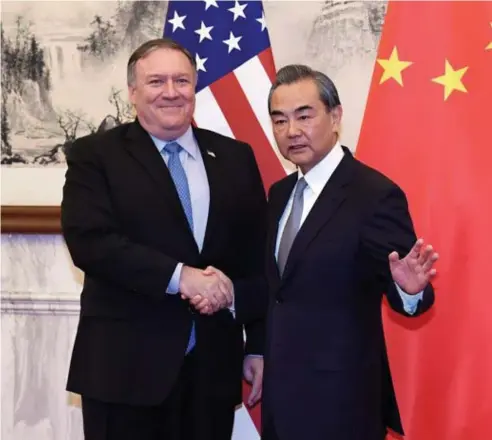  ?? © reuters ?? De ontmoeting maandag tussen Amerikaans minister van Buitenland­se Zaken Mike Pompeo en zijn Chinese collega Wang Yi leidde niet tot een verbeterin­g van de relatie.