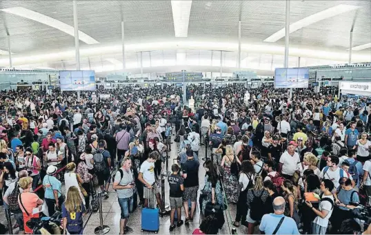  ?? ÀLEX GARCIA ?? Atrapats. Milers de persones van patir ahir esperes de més de dues hores per passar el control de seguretat de l’aeroport de Barcelona, a causa de la primera jornada de vaga dels empleats de l’empresa que té la concessió d’aquest servei