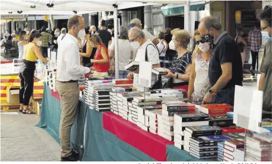  ?? Ferran Nadeu ?? Parada de llibres al passeig de Gràcia, durant el Sant Jordi del juliol passat.