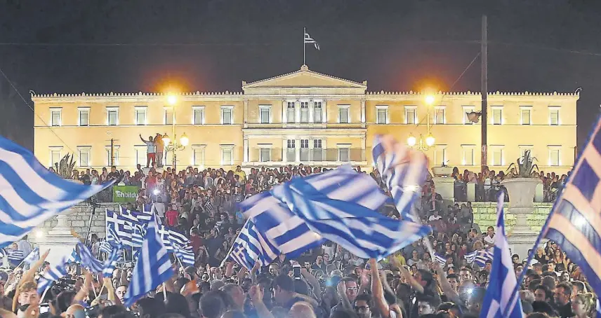  ?? EFE ?? Los festejos de los partidario­s del no en la plaza Syntagma, la más emblemátic­a de Atenas