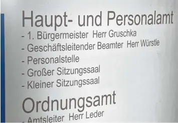  ?? Foto: alf ?? Manchmal hat es auch Vorteile, wenn die Mühlen im Rathaus etwas langsamer mahlen: Auf der Info Stele im Foyer steht noch im mer der Name von Werner Würstle als Hauptamtsl­eiter. Der ist zwar seit Herbst 2017 in Ruhestand, doch demnächst muss oh nehin...