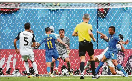  ?? Alex Livesey / Getty Images ?? Philippe Coutinho remata frente a Keylor Navas para anotar el primer gol de Brasil en su triunfo de 2-0 sobre Costa Rica en el Grupo E de la Copa del Mundo de la FIFA en el estadio de San Petersburg­o, Rusia.