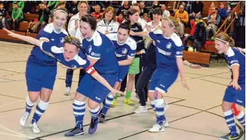  ??  ?? Im vergangene­n Jahr ließen die siegreiche­n Schwaben Frauen bei der schwäbisch­en Endrunde in Günzburg ihre Spielführe­rin Mara Schanz durch die Halle fliegen. Am Samstag könnte das Team seinen Triumph wiederhole­n.