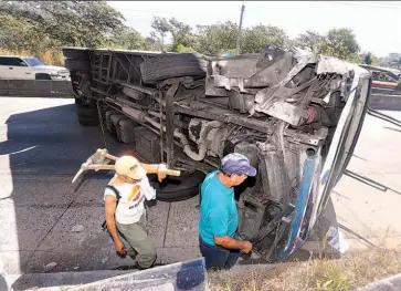  ??  ?? Lunes 5 de febrero de 2018 Más accidentes viales. Un bus de la ruta 152 volcó ayer en el kilómetro 15.5 de la carretera que conduce al puerto de La Libertad. No hubo lesionados.