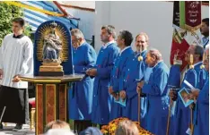  ??  ?? Das Bildnis von Maria mit dem toten Gottessohn ist das Allerheili­gste, das von den Mitglieder­n des Blauen Bundes zum Gottesdien­st getragen wird.