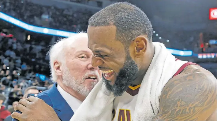  ?? AFP ?? Ellos. Popovich, James y un abrazo pleno de respeto y buena onda. Al crack le interesa ser parte de un equipo que peleó por el título en las últimas dos décadas de la liga.