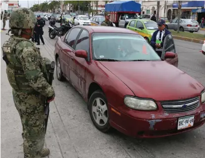  ?? YAZMÍN SÁNCHEZ ?? Con bases de datos averiguan el estatus de los autos detenidos. Se harán en diversos puntos.