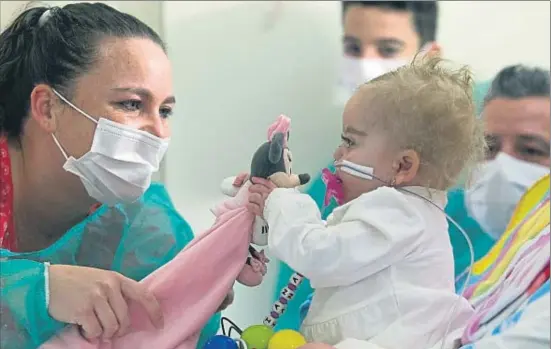  ?? XAVIER GÓMEZ ?? Triana, jugando con su madre Jéssica, es una de las protagonis­tas de la maratón de trasplante­s; recibió a sus dos años un corazón donado