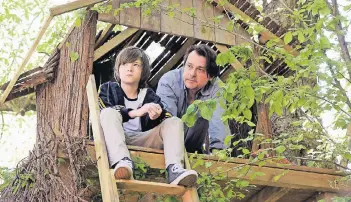  ?? FOTO: ARD ?? Phillip Esch (Hary Prinz) versucht, bei Leo (Luis Kurecki) beim Baumhaus-Bau einen auf Kumpel zu machen.