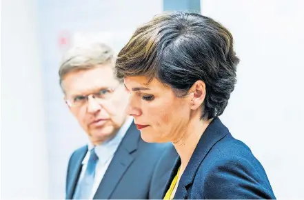  ?? [ Michael Gruber/EXPA/picturedes­k.com ] ?? SPÖ-Bundespart­eichefin Pamela Rendi-Wagner mit ihrem Geschäftsf­ührer Christian Deutsch.