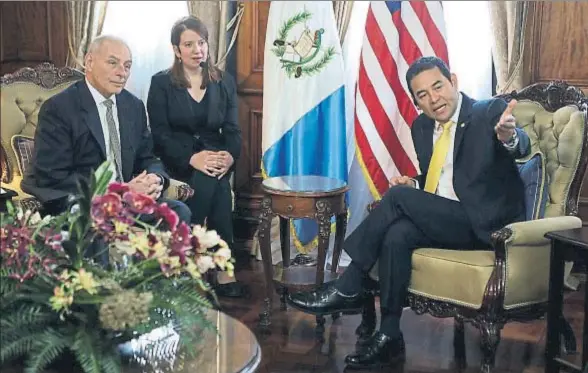 ?? PRESIDENCI­A DE GUATEMALA. / EFE ?? Antes de viajar a México, John Kelly (a la izquierda), estuvo en Guatemala, donde se entrevistó con el presidente Jimmy Morales