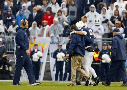  ?? Justin K. Aller/Getty Images ?? Penn State quarterbac­k Trace McSorley (9) was helped off the field with an injury a week ago against Iowa at Beaver Stadium in University Park, Pa.