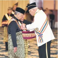  ??  ?? TAHNIAH: Adenan menerima Darjah Gemilang Seri Melaka daripada Tun Mohd Khalil.