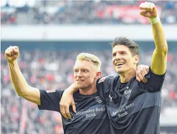  ?? FOTO: IMAGO ?? Zwei Fäuste für den Klassenerh­alt: Die VfB-Torschütze­n Andreas Beck (li.) und Mario Gomez.