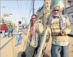  ?? VIRENDRA SINGH GOSAIN/HT PHOTO ?? Labourers wait for work in Noida. Studies reveal that BPL cards are not just in the hands of the poorest, many wealthy rural households also have them