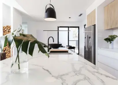  ?? Pic: PA Photo/iStock ?? All-white kitchen with marble effect island and matte black fixtures