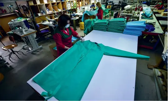  ?? (Sipa) ?? Fabricació­n de batas sanitarias en una empresa del país vasco.