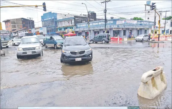  ??  ?? Hace 14 meses que se inició la obra en un tramo de 4 kilómetros y no hay una cuadra terminada.