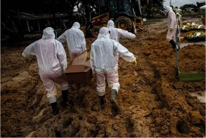  ??  ?? Dans un cimetière de Manaus, le 27 janvier dernier.