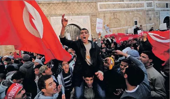  ?? FETHI BELAID / AFP ?? La revolución de jazmín del 2011 en Túnez sirvió de ejemplo a otros países, pero sólo en este país cuajó el proceso democrátic­o