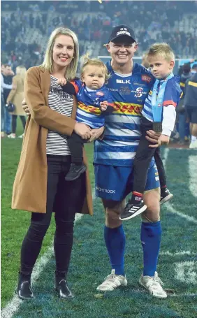  ?? ?? Trotse Stormers-flank Deon Fourie saam met sy vrou Jean-Marie, Jamie (4) en Brinley (1).