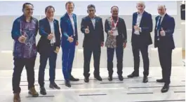  ?? ?? Hagerbro (third from left) and DNB chief strategy officer Datuk Ahmad Zaki Zahid (fourth from left) at the Malaysian Pavilion at Mobile World Congress 2024.
