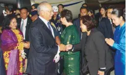  ??  ?? ... Najib and his wife Datin Seri Rosmah Mansor being given a warm welcome upon their arrival in Bangkok yesterday. Najib will be attending the two-day Second Asia Cooperatio­n Dialogue Summit, which begins today.