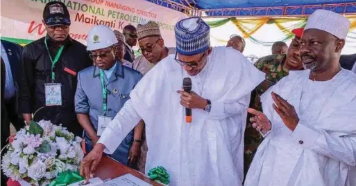  ??  ?? L-R: NNPC Group Managing Director, Maikanti Baru; President Muahammadu Buhari and Gombe State Governor, Ibrahim Dankwambo, while unveiling the oil and gas exploratio­n site in Gombe…recently