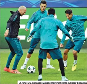  ??  ?? A POSTOS. Ronaldo e Zidane mostram como superar Borussia