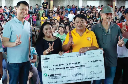  ?? Photo by Jean Nicole Cortes ?? HELPING OUT. Senator Sherwin Gatchalian (left) hands over to Itogon Mayor Victorio Palagndan (second from right) the P500,000 check donated by Valenzuela City for the municipali­ty’s rehabilita­tion efforts.