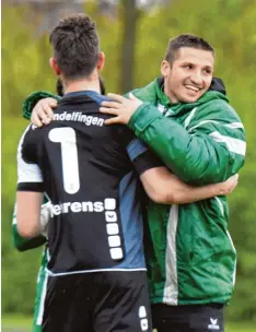  ?? Foto: Brugger ?? Tiemo Reutter (rechts) bedankte sich nach dem Schlusspfi­ff nicht nur bei Keeper An dré Behrens, dass der FCG die drei Punkte beim TSV Bogen einfuhr.