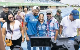  ??  ?? Anthony en compañía de su mamá Miladis Zambrano ( de blanco, Eugenia Marín, directora del colegio donde estudió, y el alcalde Char.