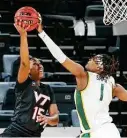  ?? Kin Man Hui / Staff photograph­er ?? Baylor's Nalyssa Smith (1) blocks a shot by Virginia Tech's Azana Baines. The Bears had 13 blocks in the game.