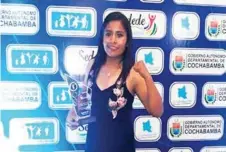  ?? LIDIA FLORES ?? La pugilista con su premio Kanata 2019.